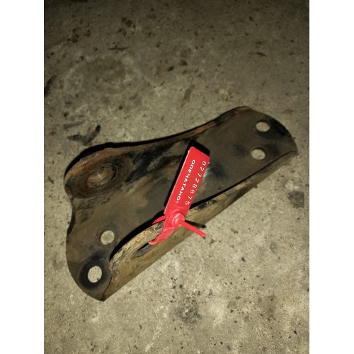 Кронштейн цилиндра подъема кабины MAN верхний (875)