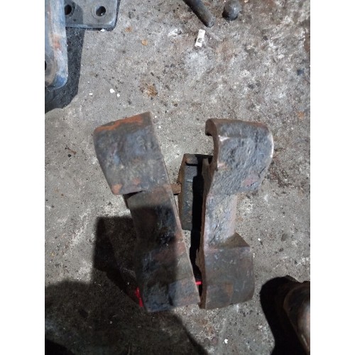 Кронштейн стабилизатора Renault Magnum MACK (753)-1