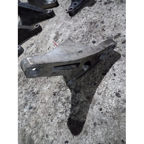 Кронштейн двигателя Volvo D12А RH (829)-1