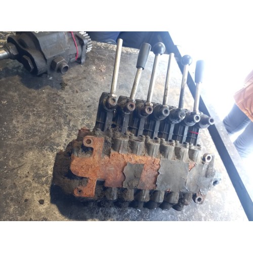 Механизм управления гидравлики (гидрораспределитель) (822)-1