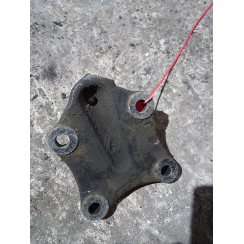 Кронштейн цилиндра подъема кабины Mercedes (205)-2