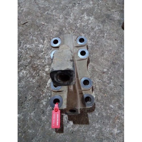 Кронштейн V-образной тяги Mercedes (065)