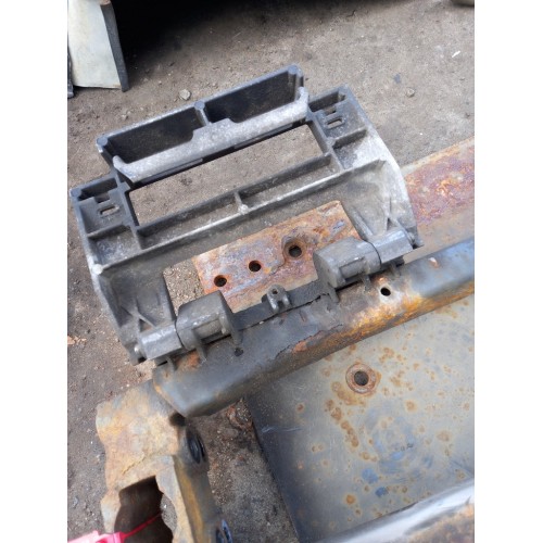 Кронштейн буксировочного крюка DAF 95 583587 с подножками (438)-2