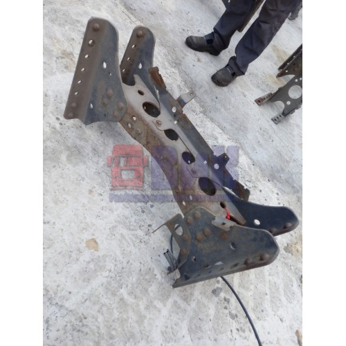 Траверса Mercedes центральная (033)-4