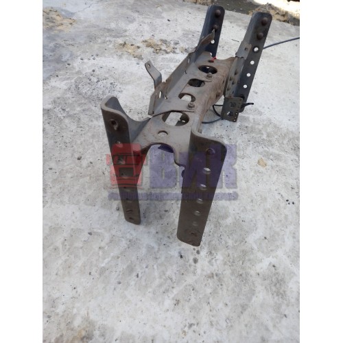 Траверса Mercedes центральная (033)-1