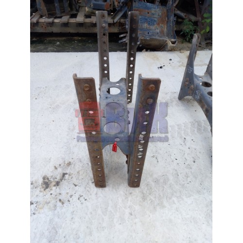 Траверса Mercedes центральная (031)-6