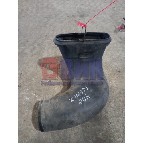 Патрубок воздушного фильтра Renault T460 001057 в сборе с кронштейном (785)