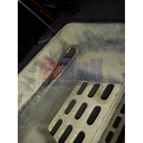 Подножка основная Volvo FH 12 деф. с кронштейном RH (977)-4