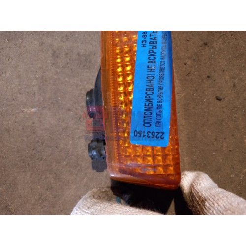 Поворотник в накладку фары Volvo FH 12 RH (150)-1