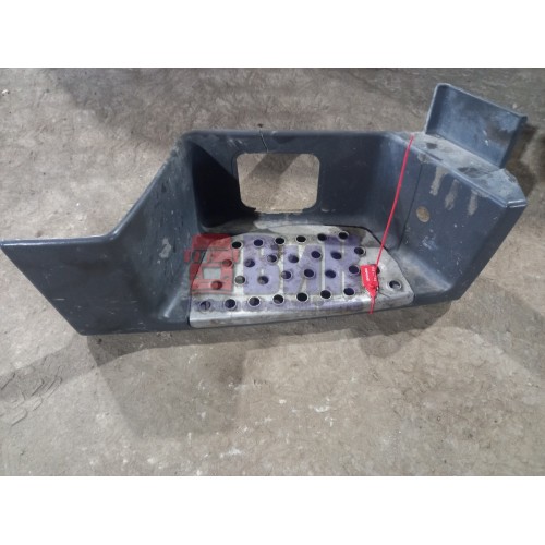 Подножка нижняя MAN TGS 516238 с накладкой деф. RH (240)