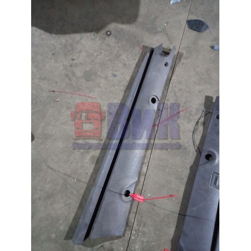 Накладка на стойку лобового стекла Renault Magnum Mack внутренняя RH (699)