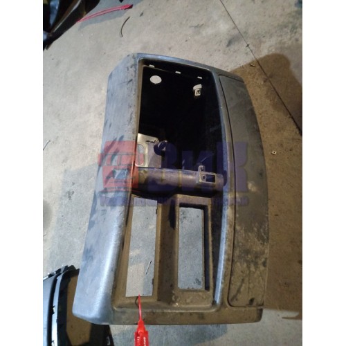 Часть торпедо Renault Magnum центральная бардачок (689)