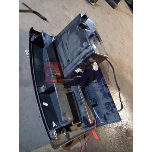 Часть торпедо Renault Magnum центральная бардачок (689)-3