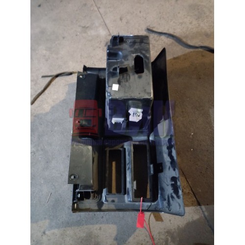 Часть торпедо Renault Magnum центральная бардачок (689)-1