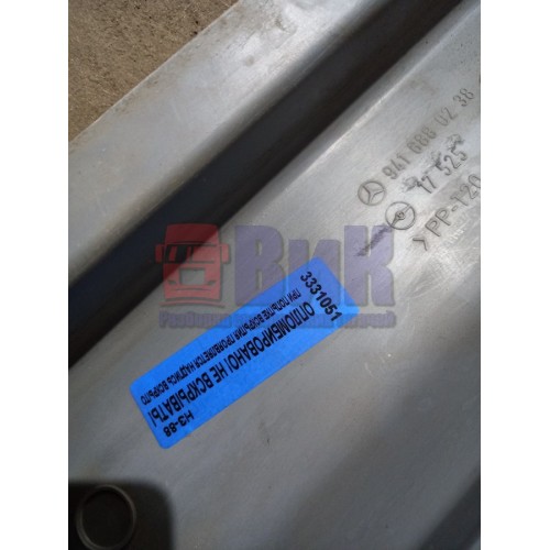 Накладка на стойку лобового стекла Mercedes внутренняя RH (051)-1