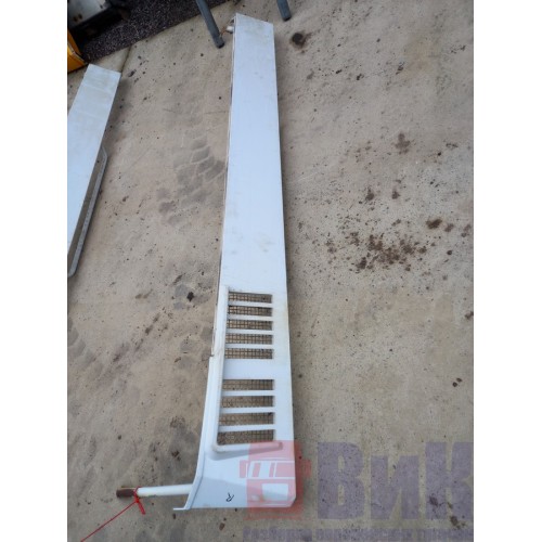 Спойлер кабины Renault Magnum боковой с крон-ом RH (744)