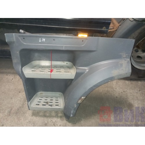 Подножка основная DAF 106 049232 с кронштейнами и бачком омывателя LH (444)