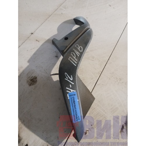 Накладка стойки зеркала Volvo FH 12-13 правая (748)