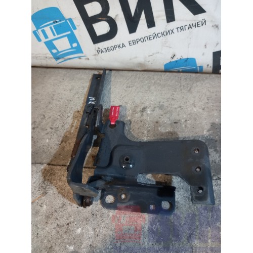 Петля подножки обслуживания Scania P340 215449 деф. болтов RH (358)