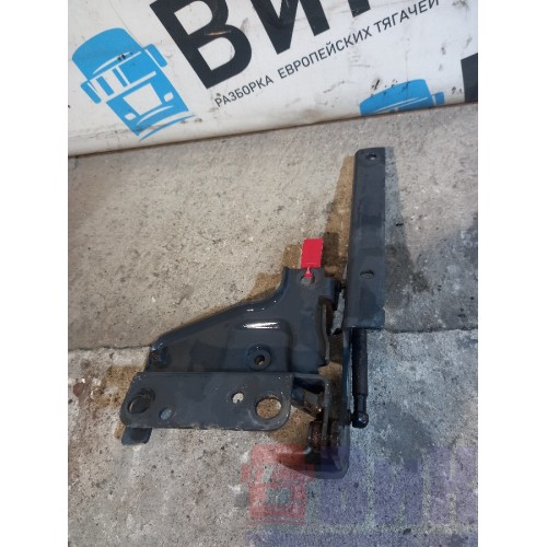 Петля подножки обслуживания Scania P340 215449 деф. болтов RH (358)-4