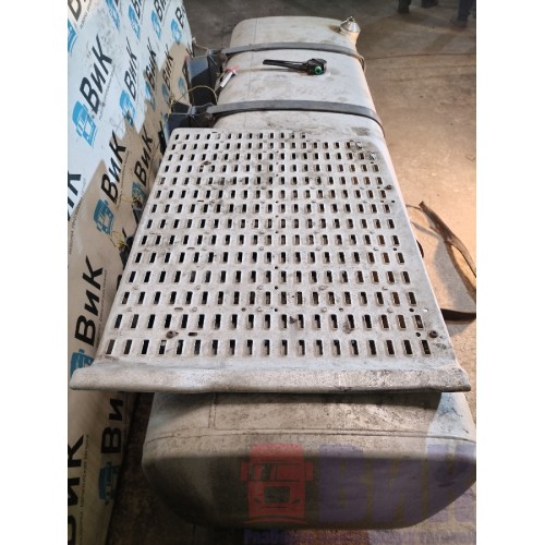 Бак топливный DAF 106 066636 231*70*70 с кронштейнами, топливозаборником, трапиком (926)-3