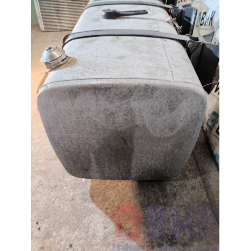 Бак топливный DAF 106 066636 231*70*70 с кронштейнами, топливозаборником, трапиком (926)-1