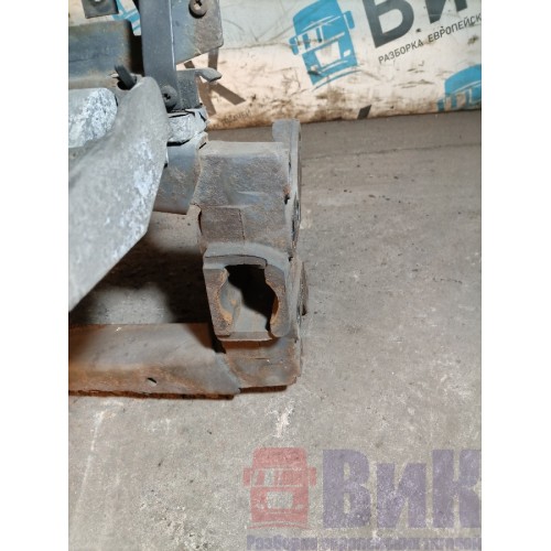 Кронштейн буксировочного крюка DAF 105 946058 в сборе с подножками (623)-3