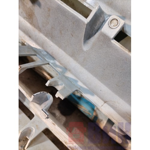 Решетка радиатора DAF 105 976058 неориг. с деф. (595)-11