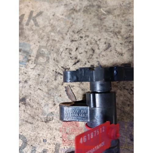 Кран уровня пола MAN TGX 052303 в сборе с тягой (512) -2