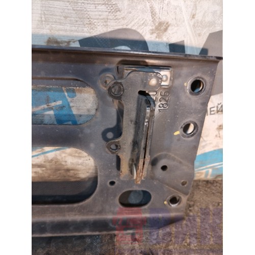 Кронштейн решетки радиатора Volvo FH 13 678912 в сборе (361)-1