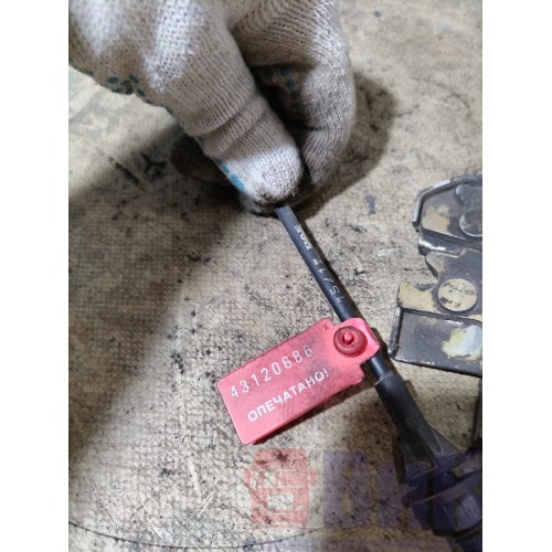 Замок инструментального ящика DAF 105 805771 в сборе с тросом RH (686)-2