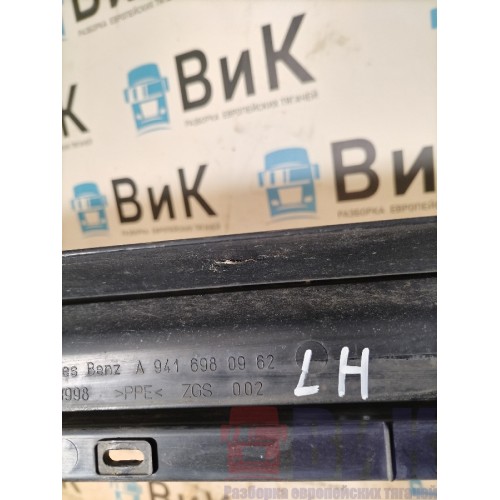 Накладка на стойку стекла Mercedes Actros 477903 наружняя LH (581)-2