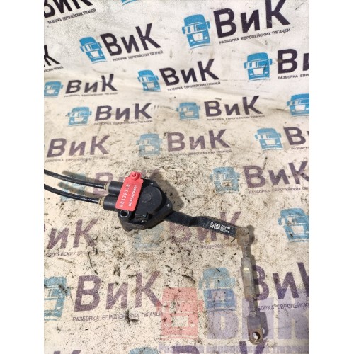 Кран уровня пола кабины Sitrak C7H 611827 в сборе с тягой (319)