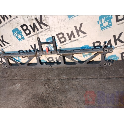 Кронштейн подножки решетки радиатора DAF 106 181944 в сборе с деф. (927)