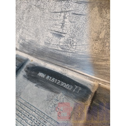 Подкрылок под кабину MAN TGX 039293 LH ориг. с деф. (287)-2