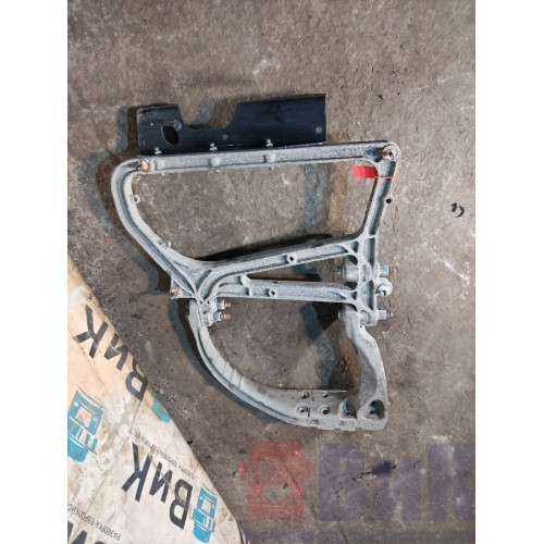 Кронштейн глушителя/крыла Volvo FH 4 732456 RH (733)-1