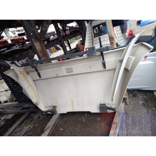 Спойлер кабины Volvo верхний с деф. (738)-2