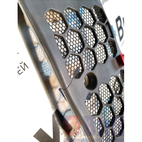 Решетка воздухозаборника MAN TGA 458073 ш.к. с мел.деф. (145)-1