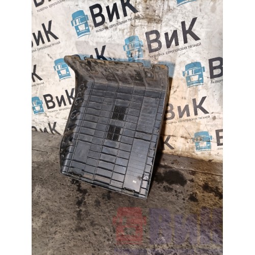 Крышка ящика АКБ Iveco Stralis 380549 деф. (012)-2