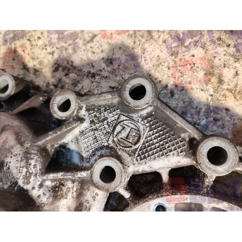 Крышка КПП Iveco Stralis 380549 ZF передняя с насосом (476)-3