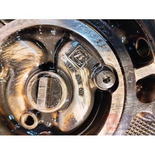 Крышка КПП Iveco Stralis 380549 ZF передняя с насосом (476)-1