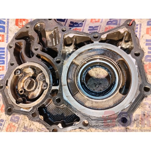 Крышка КПП Iveco Stralis 380549 ZF передняя с насосом (476)-7