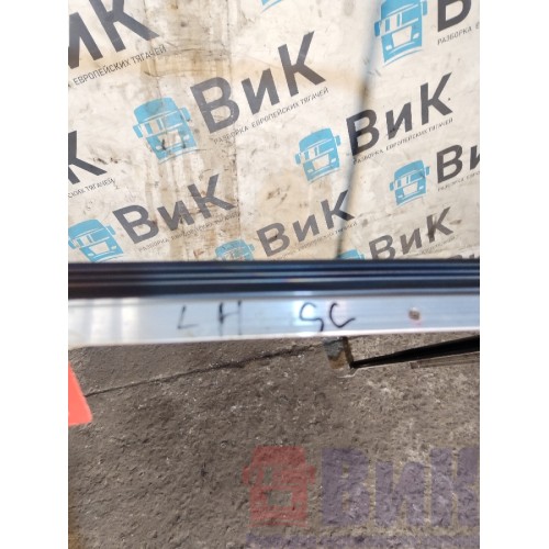 Рамка стекла двери Scania Cr19 037773 LH (335)-4