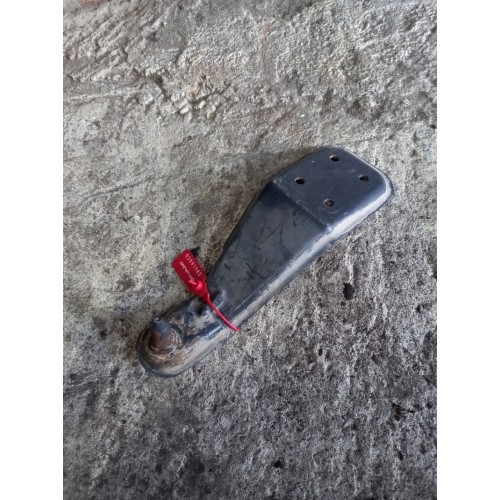 Кронштейн радиатора Renault Premium нижний (588), 