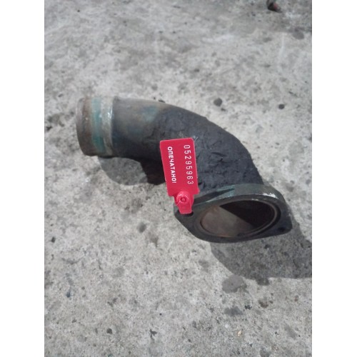 Патрубок охлаждения термостата Volvo D12A (963), 1677177