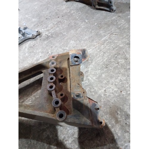 Кронштейн реактивной тяги (бугель) Mercedes (988), 9423252509-4