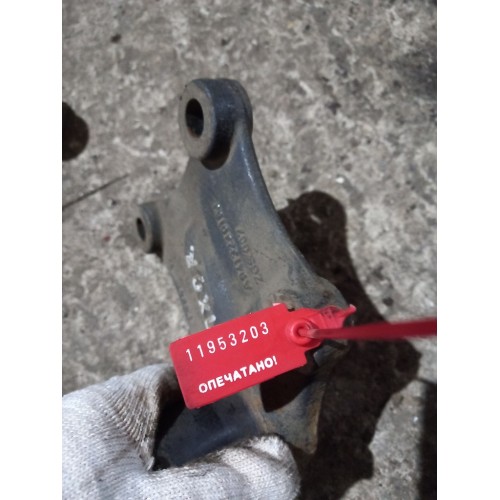 Кронштейн цилиндра подъема кабины Mercedes (203), 9413230163-1
