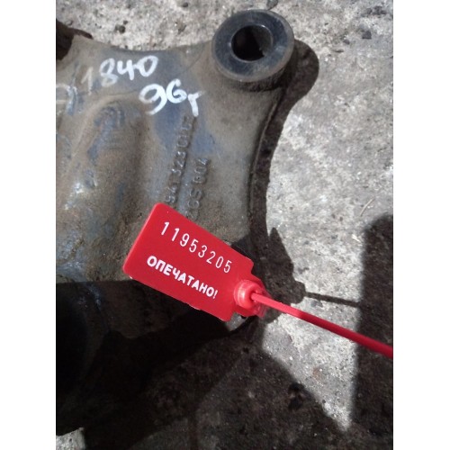 Кронштейн цилиндра подъема кабины Mercedes (205), 9413230163-1