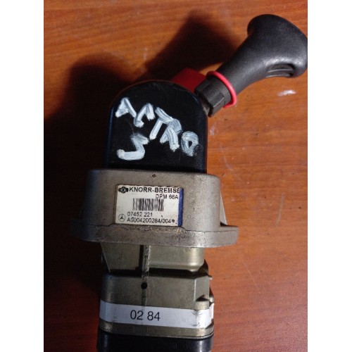 Кран ручного тормоза Mercedes Actros Axor (889), 0004200284-2