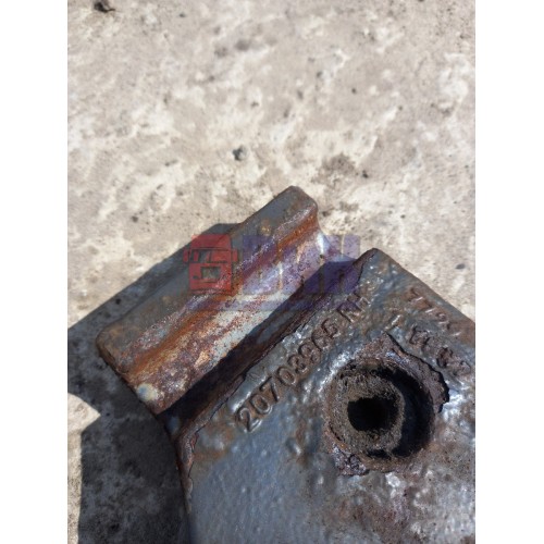 Кронштейн переднего амортизатора Volvo FM 657966 нижний RH (598), 20703965-3